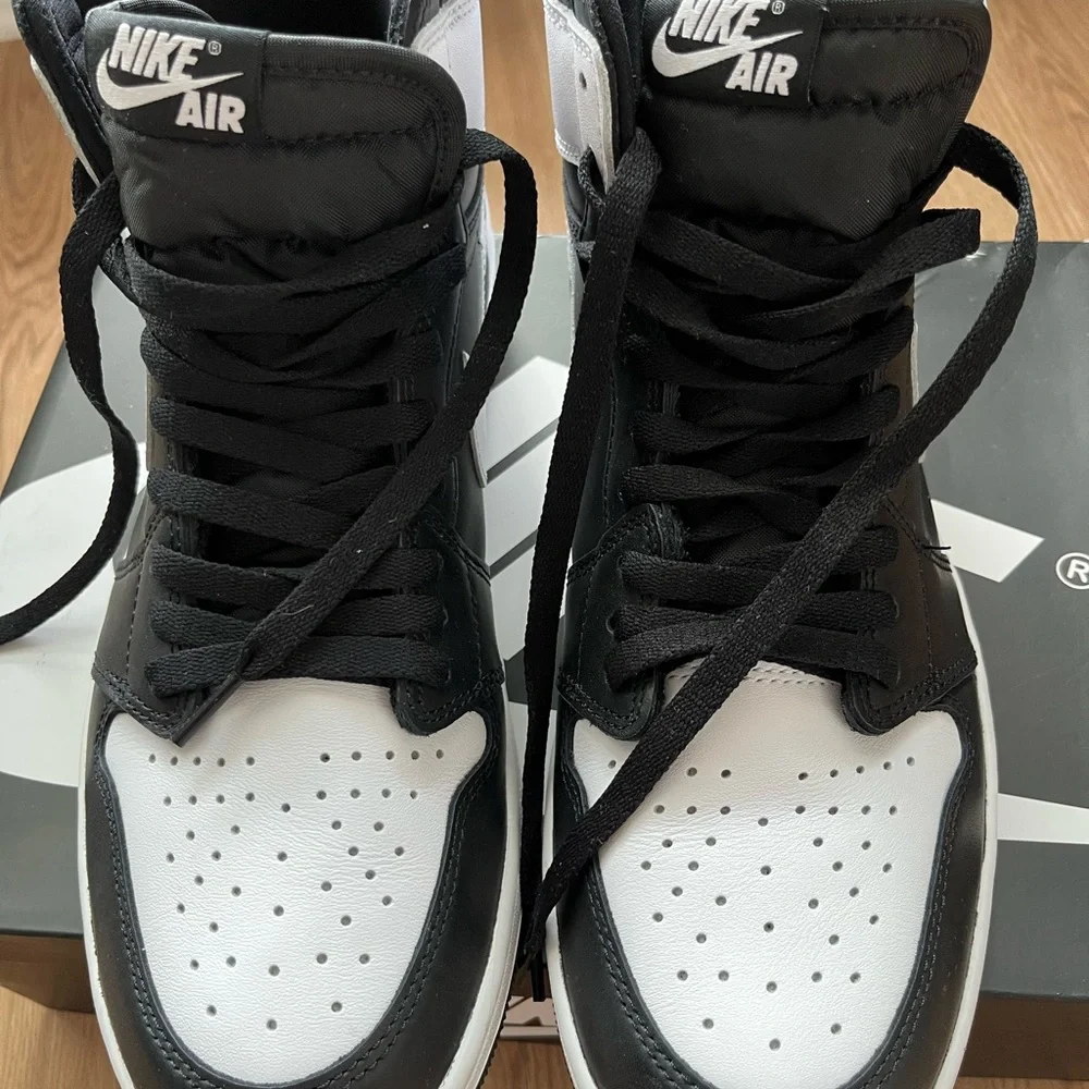 Air Jordan 1 Retro High OG "Black & White" - Picture 3 of 9